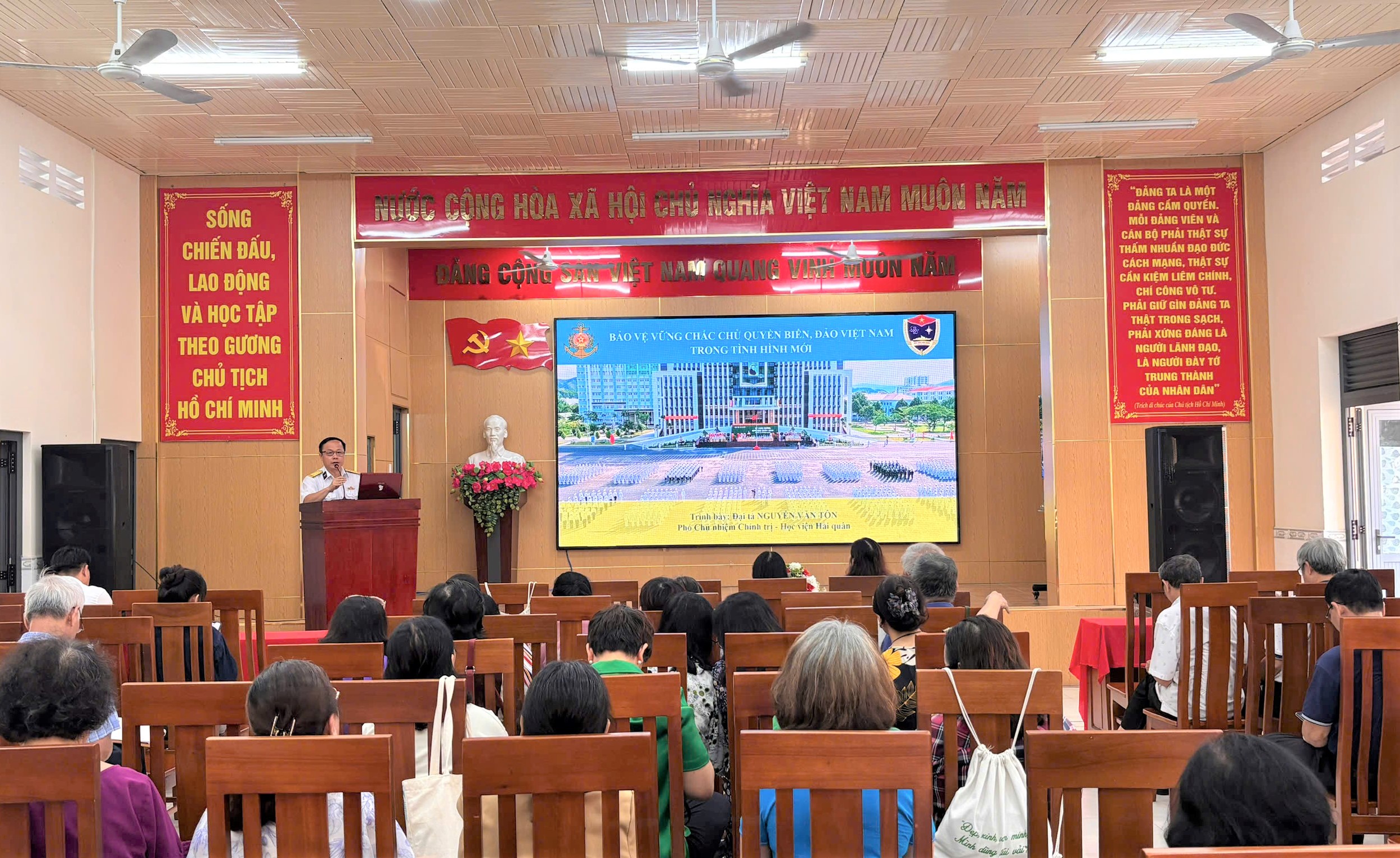 Lan tỏa tình yêu biển, đảo cho hơn 150 cán bộ, nhân dân phường Nha Trang